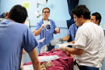 A patient is attended to by medical staff at the San Juan de Dios Hospital in Guatemala. Photo: World Bank/Maria Fleischmann | Source: UN